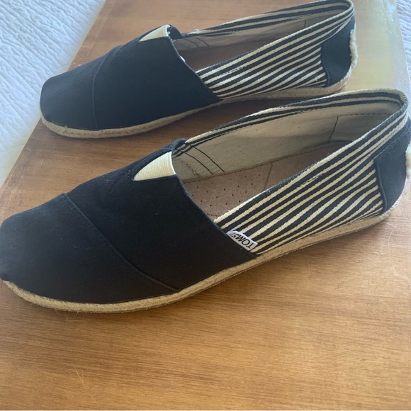 *Host pick* TOMS CLASSIC UNIVERSITY CANVAS BLACK CREAM SLIP ON/ 9.5 / UNISEX - Picture 5 of 8